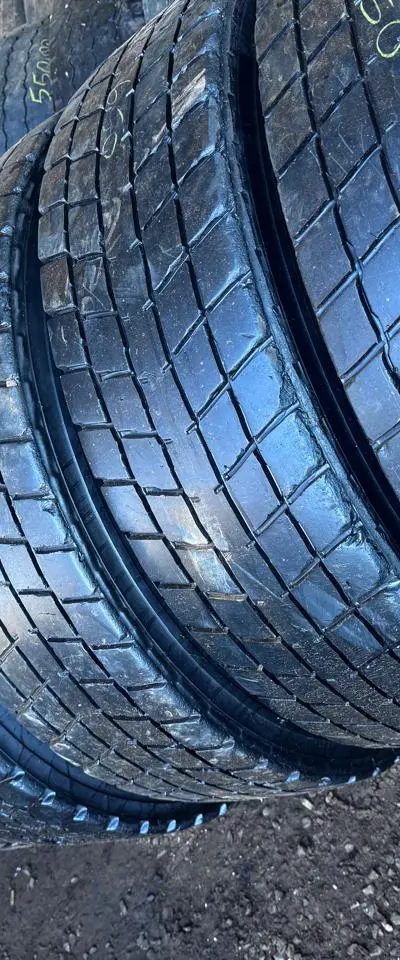 Pneu Diversas 295/80R22.5 Liso 295/80R22.5 usado para caminhão — RG Pneus Barretos